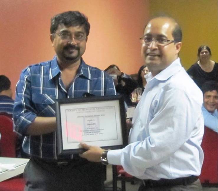 SPGNA Annual Technical Award: Prof. Mrinal Sen (Univ. of Texas) presenting award to Samik Sil (ConocoPhillips)